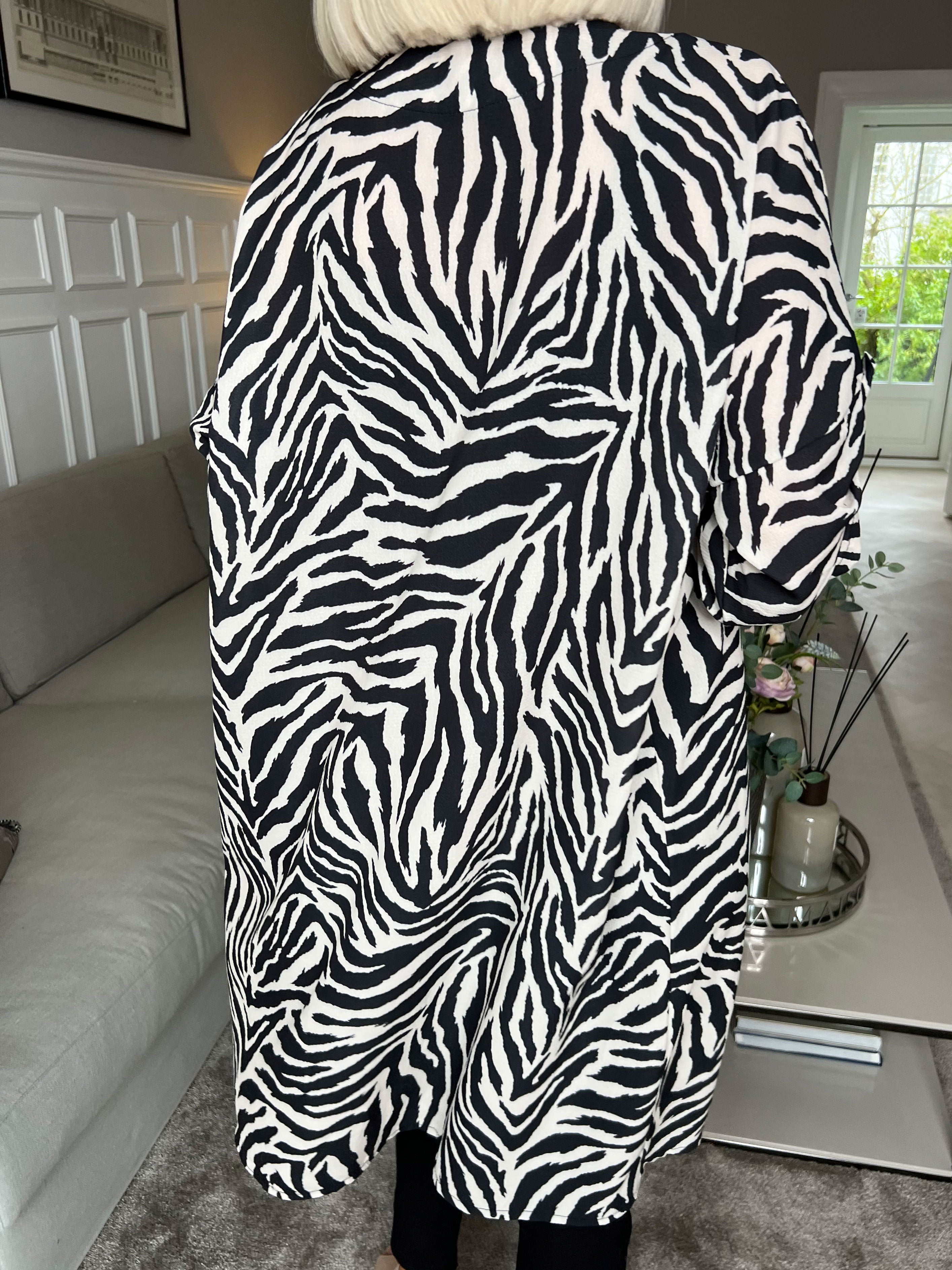 Vanesa Animal Kimono - Sød kimono i viskose med dyreprint